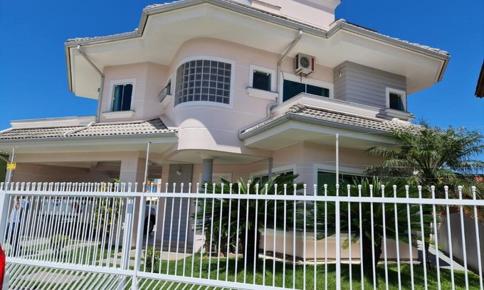 Ingleses Sul House | Casa Rosa com 7 quartos - Edícula completa a 150 metros da Praia