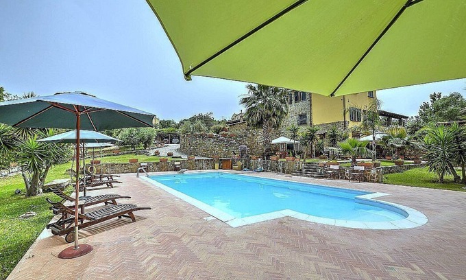 Alani House | Casa Turchino F: A welcoming apartment situated in a quiet location, surrounded by a wonderful garden, with Free WI-FI.