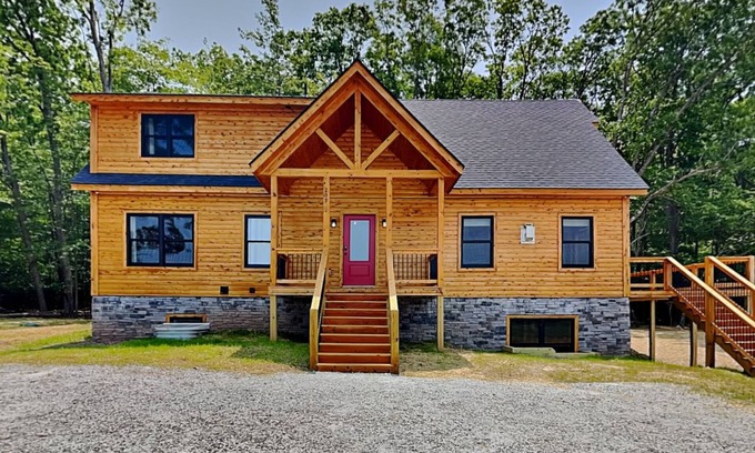 Waterfront Greens House | Casamigos | Newly Built Log Cabin + Private Hot Tub in Gated Community