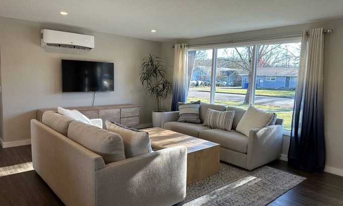 Southeast Eugene House | Cascade Cottage: Comfy & Cozy, family friendly, close to dining, parks, wineries