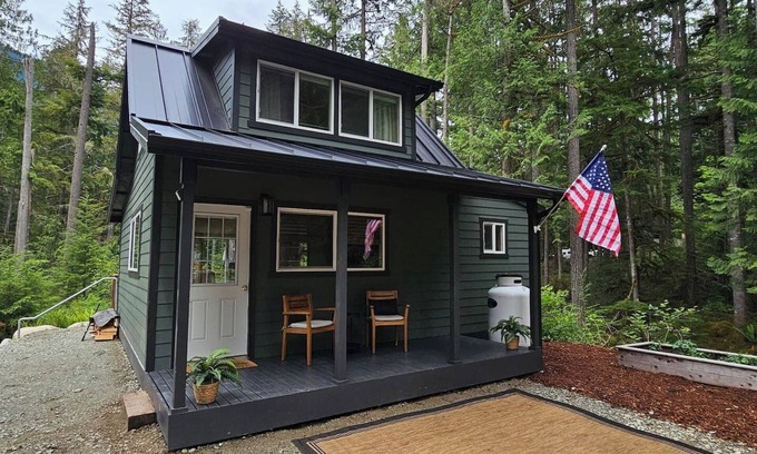 Marblemount Cabin | Cascade River Hideaway-Dogs welcome, off-grid