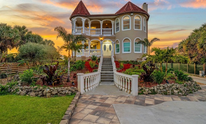 Painters Hill House | Castle, 2 mstrs, Pvt Pickleball, htd Pool/SPA, mini-golf, fish, dock, ping pong