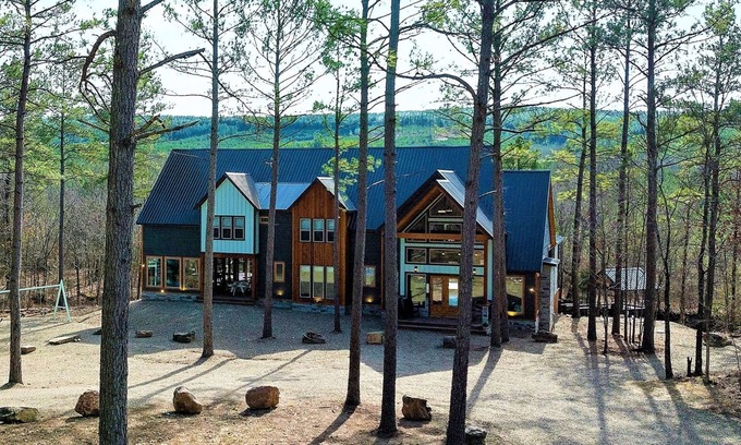Pickens Cabin | CASTLE BLACK-SECLUDED ULTRA HIGH LUXE CABIN ON THE CREEK| 8 BEDROOMS