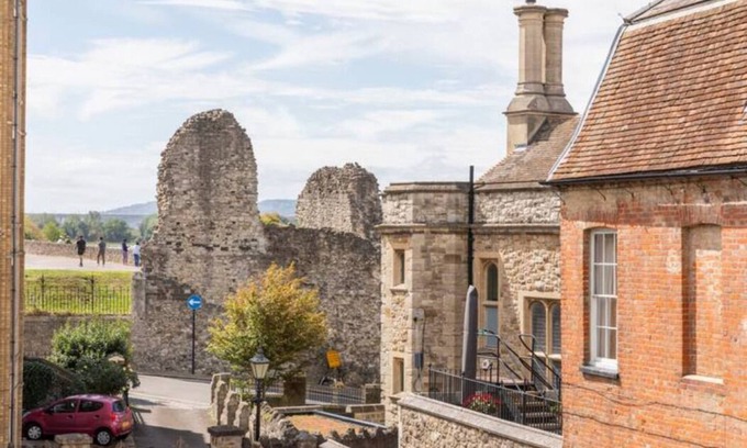 Wainscot Apartment | Castle Garden View - Two Steps from Central Rochester High Street