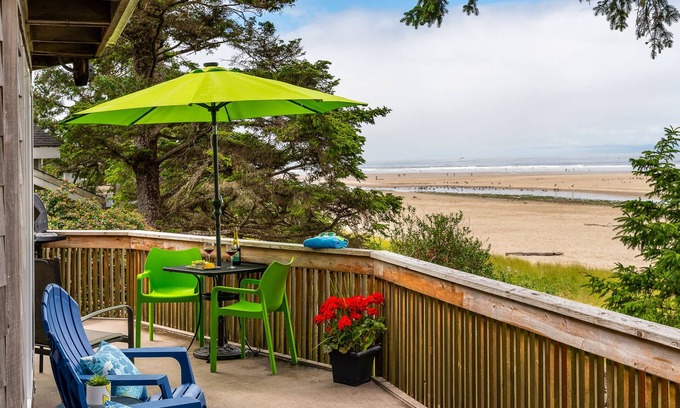 Cannon Beach House | Castle:}Ocean&BeachViews~DogsOK~Walk to Eats~Shops~Galleries~CandyStore~Bakery~
