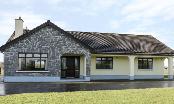 Carrowmoreknock House | CASTLE VIEW, family friendly in Oughterard, County Galway
