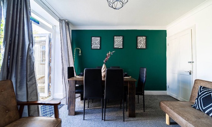 Wainscot House | Castle View Haven-Quirky and Cosy 5 Bedroom in Strood/Rochester with Castle view