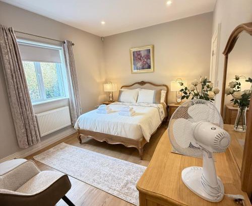 Kilnabrack Upper House | Castle View House - Luxury Vacation Home with Mountain & Sea Views - 5 min walk to Glenbeigh Village - 10 min drive to Rossbeigh Beach & Dooks Golf Course - On the Ring of Kerry-Wild Atlantic Way - 30 minute drive from Muckross House and National Park