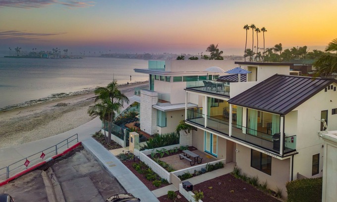 Crown Point House | Catamaran by AvantStay | 50ft to Beach + Views