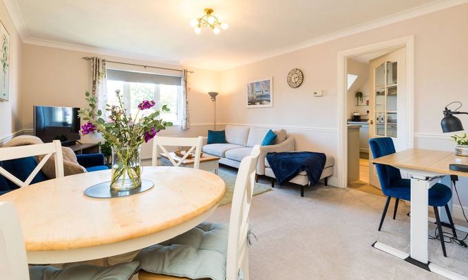 Horsham Apartment | Cedar - Cosy 2 Bed Apartment Close to Town