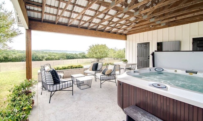 Fredericksburg House | Cedar Haus: Modern Guesthouse in Fredericksburg