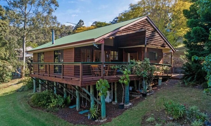 Ravensbourne Ski Chalet | Cedar Lodge Cosy Mountain Retreat 3 Bedrooms