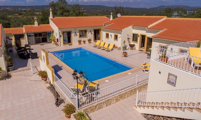 Silves Bed & Breakfast | Centrally located 4 star bed and breakfast with modern and comfortable rooms