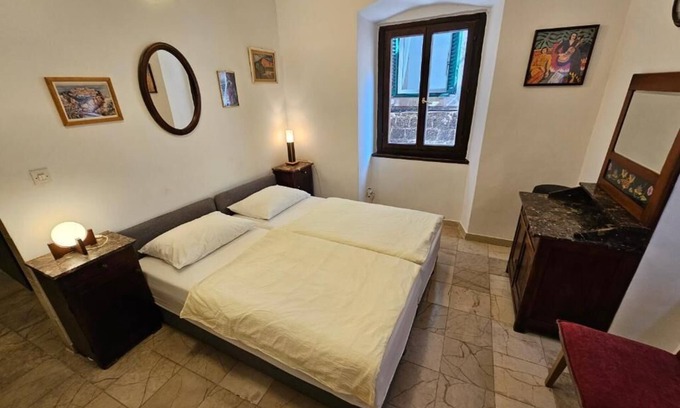 Old Town Apartment | Center room D16 in the ancient Roman palace
