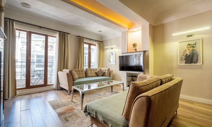 Kabatas Apartment | Central 3-bedroom apartment with AC and elevator in Istanbul