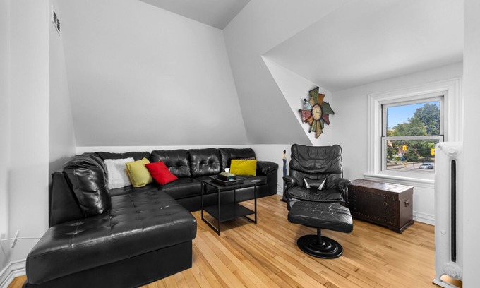 Old Ottawa East Apartment | Central Canal 2 Bedrm w/private entrance, parking, deck, close to everywhere