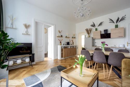 Altlerchenfeld Apartment | Central elegant Heritage Apartment with modern comfort