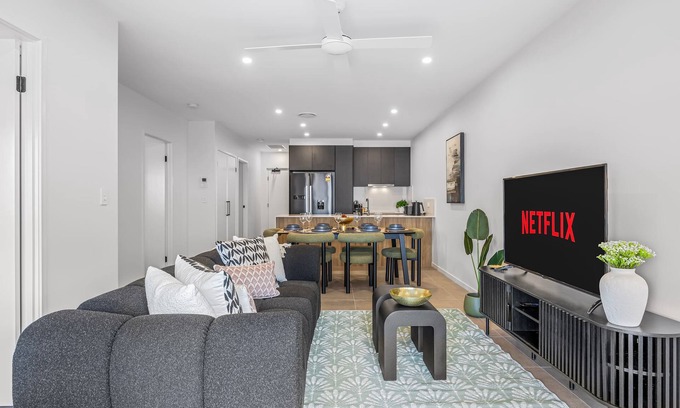 Mount Gravatt East Apartment | Central Location: Near Westfield & 11 kms to City!