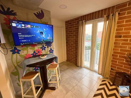 Zona 10 Apartment | Central Location, Secure & Vibrant Night Life!