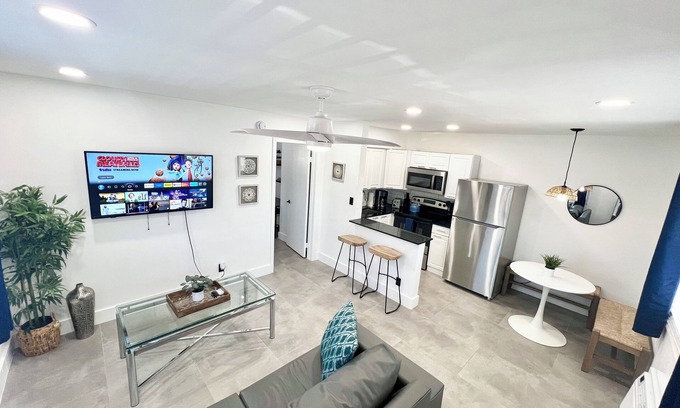 Lake Ridge Apartment | Central, Modern & Stylish 1Br 1Bath Apt in Lake Ridge