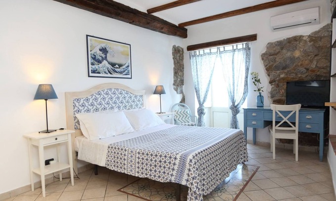 Old Town House | Central Room With Balcony And Amazing Sea View