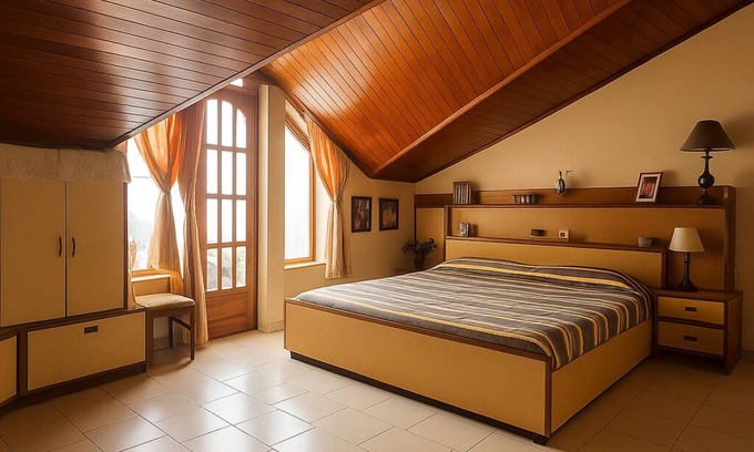 Bemloi Cottage | Central Shimla|7 Mins-Mall| Kitchen| Laundry 1BDR Duplex |Attic Bedroom| Balcony