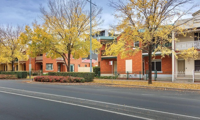 Albury House | Central Style at the Gardens - Stunning three bedroom classic in the heart of Albury