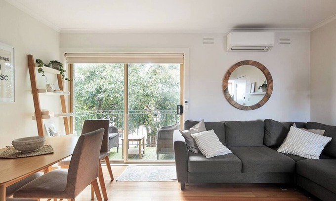 Windsor Apartment | Central Treetop Overlook with Parking in Windsor