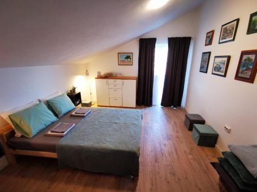 Marina House | Centrally located 3 Bedroom Holiday House O'Live with private garden