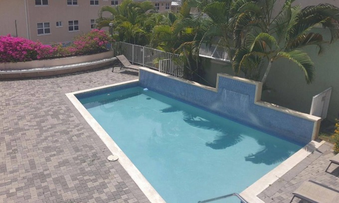 Saint Andrew Apartment | Centrally located Barbican Kingston getaway