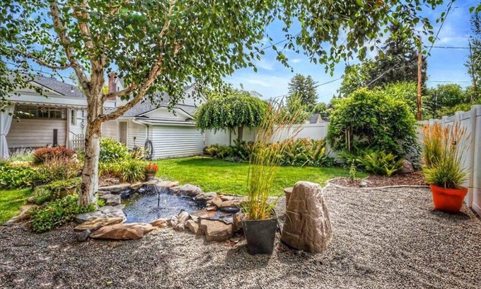 Brownstown House | Centrally located, family and furry friendly fun!