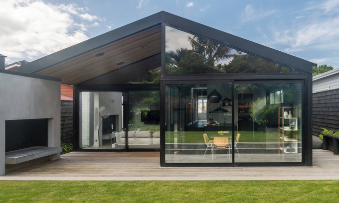 Grey Lynn Villa | Centrally located, then The Tranquil Retreat is close to Auckland’s nightlife and waterfront. Calm and serene enjoy the outdoor surround sound music and fireplace. The ultimate inner-city getaway.