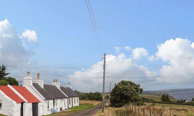 Berriedale Cottage | CEOL-NA-MARA, pet friendly, with hot tub in Dunbeath