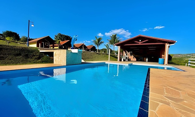 Atibaia Ski Chalet | Chácara com 4 Chalés, grande piscina e muito verde
