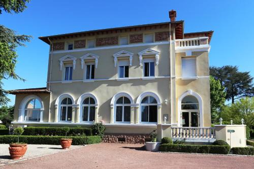 Chazelles-sur-Lyon Hotel | Château Blanchard