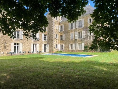 Celle-Levescault Bed & Breakfast | Château de La Grange