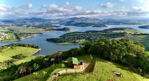 Joanopolis Ski Chalet | Chalé com borda infinita vista para represa
