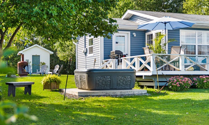 Cormierville Cottage | Chalet bleu vue a la Baie de Cocagne