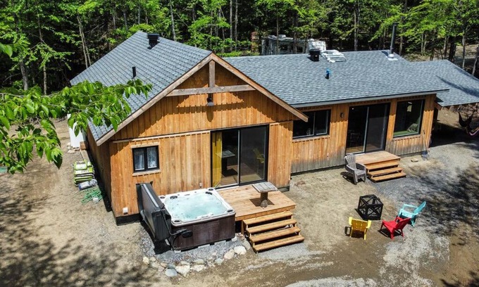 Mansonville Ski Chalet | Chalet Deschamps- SPA- Chien accepté- Nature- Estrie
