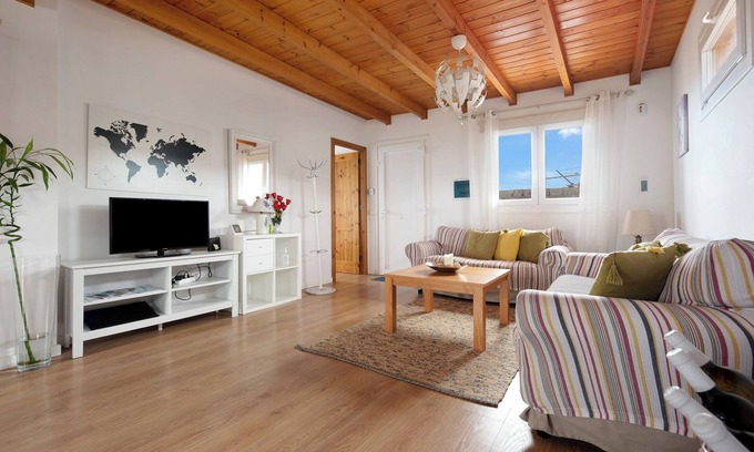 La Mancha Apartment | Chalet las Viñas 2 with Mountain View, Wi-Fi, Garden & Terrace