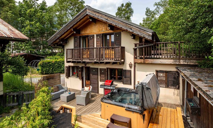 Chamonix City Centre Ski Chalet | Chalet le Tremplin - sleeps 6 in 2 bedrooms with hot tub