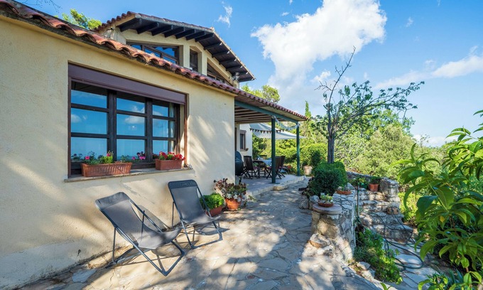 Montreal House | Chalet 'Mariti' with Sea View, Private Terrace and Wi-Fi