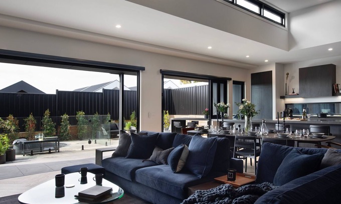 Daylesford House | Chalet Noir- sleek design with heated plunge pool, close to town