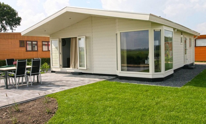 West-Graftdijk House | Chalet with 3 bedrooms and furnished garden