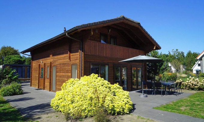 Lochem House | Chalet with 3 bedrooms and a terrace with garden furniture