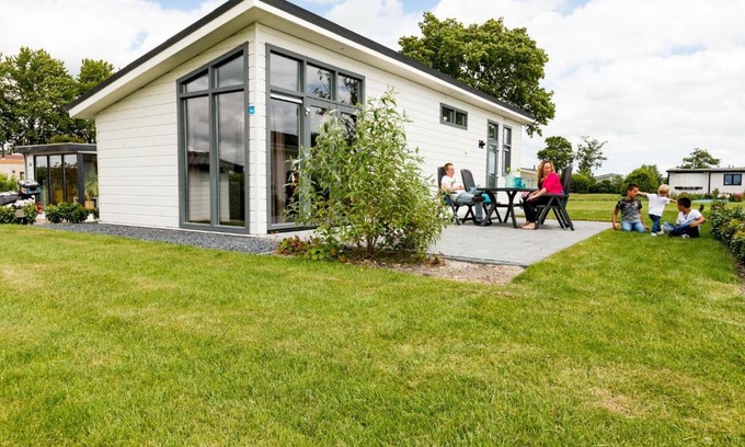 Berkhout Ski Chalet | Chalet with dishwasher near Hoorn