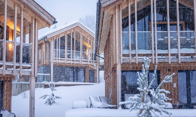 Haus im Ennstal Ski Chalet | Chalet with warm pool on terrace