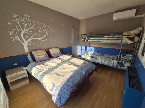 Nouzilly House | Chambre bleu dans un appartement independant de l habitation