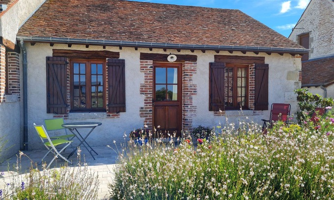 Bonnee Bed & Breakfast | "Chambre Confortable avec Terrasse Près de Sites Touristiques et Forêt d'Orléans"