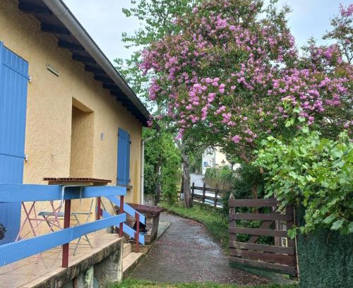 Aspet Bed & Breakfast | Chambre spatieuse avec grand lit.